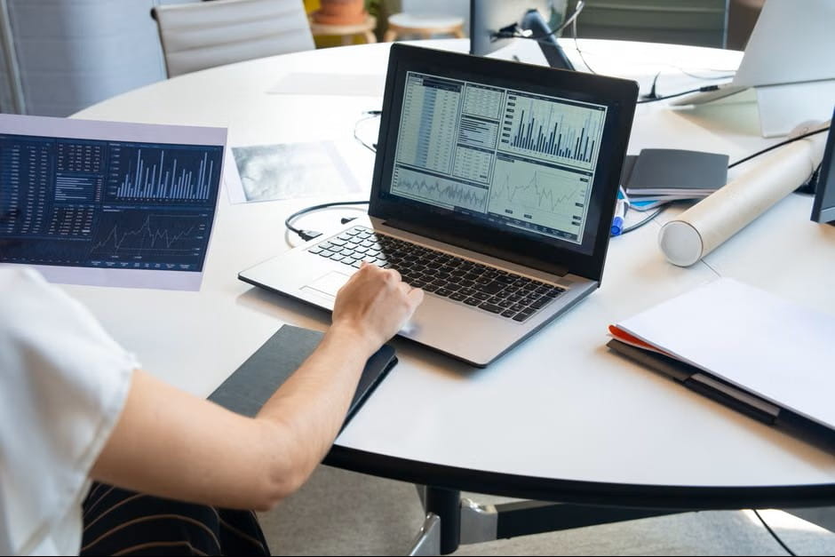 analyst reviewing dashboards and reports to evaluate the best small business accounting app.