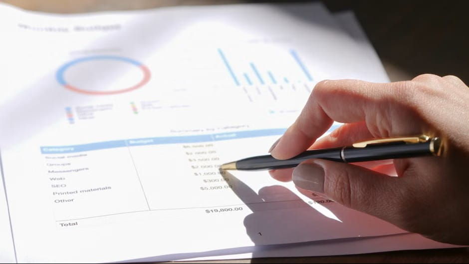 budget report and pen review illustrating how to compare great banks for small business.
