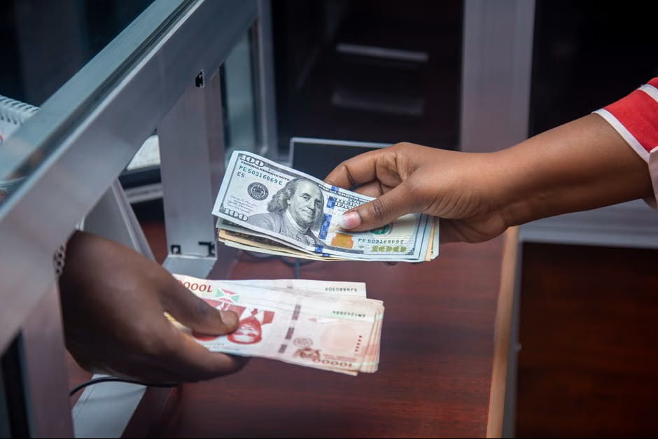 cash exchange at a teller window related to evaluating great banks for small business.